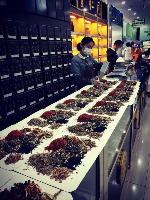 专心的为顾客抓药