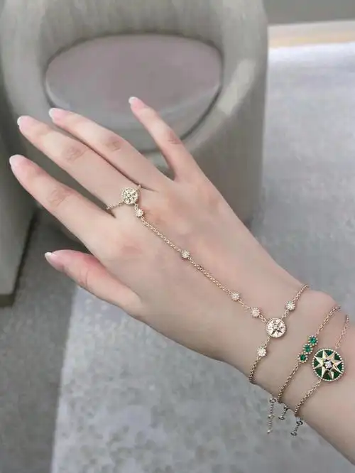 赵丽颖同款dior八芒星罗盘玫瑰|祖母绿叠戴_手链_迪奥怎么样_赵丽颖