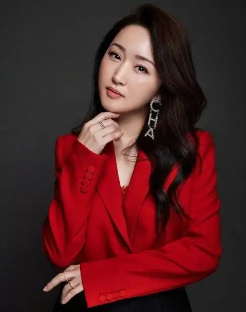 杨钰莹近照曝光一袭红裙惊艳亮相48岁依然神似少女