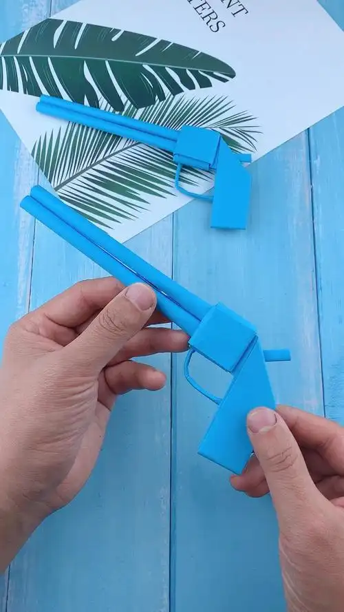 手工制作#小时候最喜欢的小手枪折纸,你们有没有玩过?