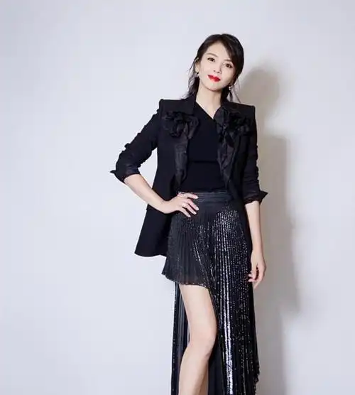 40多岁的刘涛依旧玩转时尚,穿一身黑成熟有魅力|西装|半裙|衬衫|印花