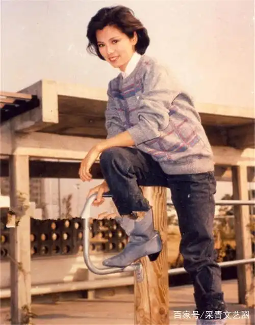 翁美玲穿灰色毛衣的旧照片虽身着亲民装却依然透着明星气质