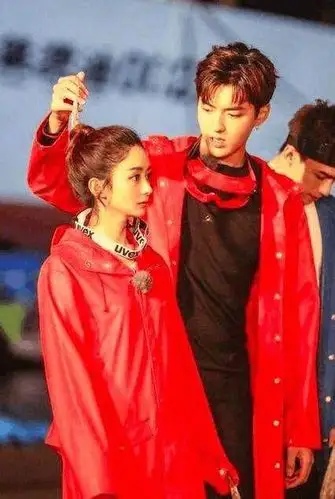 赵丽颖被吴亦凡拥抱时做了个小动作网友两人肯定有戏