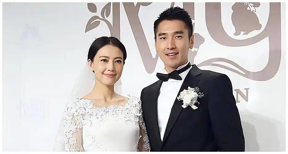 44岁高圆圆搂着老公当街亲吻与赵又廷回家探亲婆媳关系很融洽