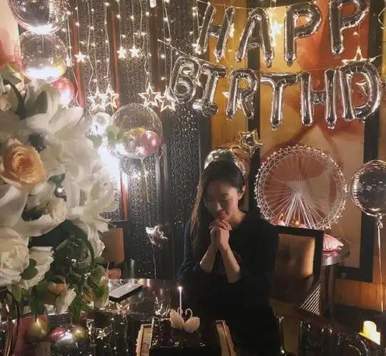 宋轶生日晒照感谢大家祝福闭眼对蛋糕许愿超少女