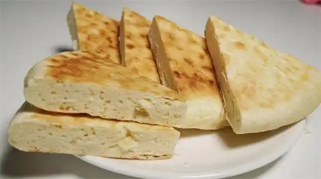 锅盔又叫锅魁,锅盔馍,干馍,是陕西关中地区城乡居民喜食的传统风味