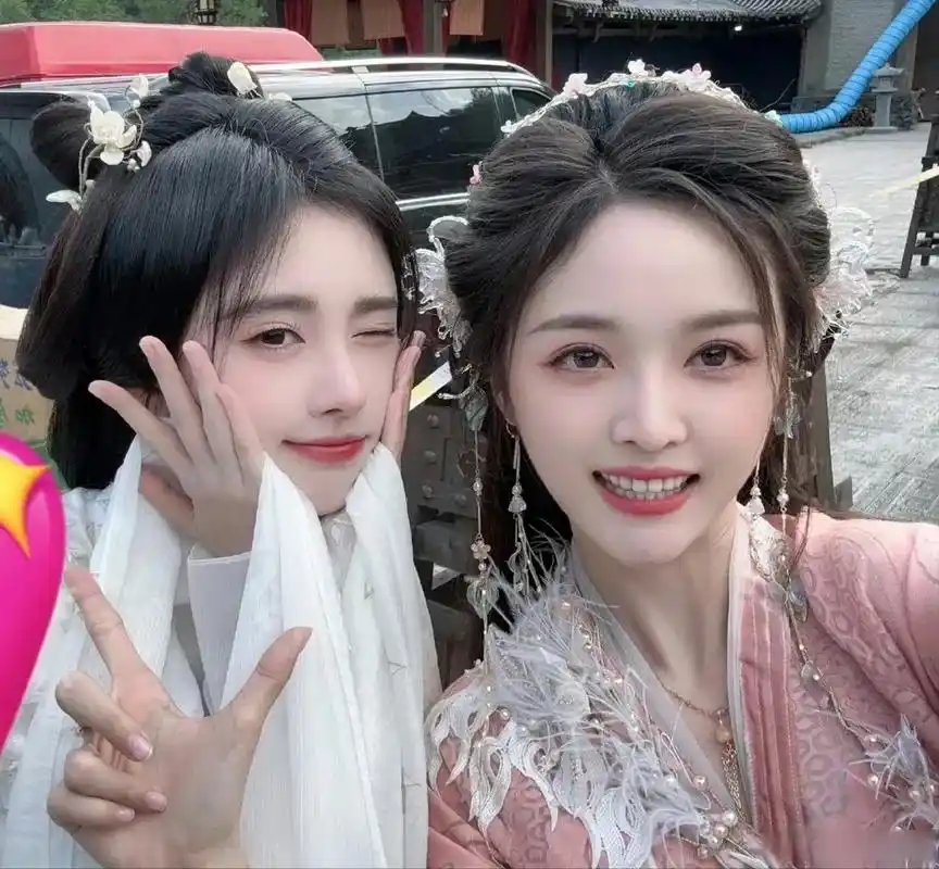 鞠婧祎和吴宣仪同框,两个小美女拍戏间隙相遇,四千年这回完胜