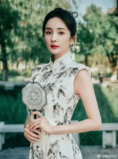 杨幂一袭m essential 特别定制密竹刺绣旗袍造型,将东方气韵的美艺构