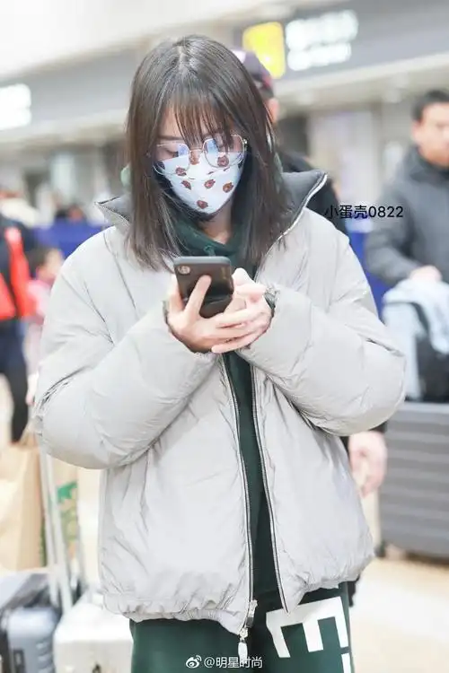 2月21日郑爽现身北京机场她一身简约装扮舒适又保暖太好看了