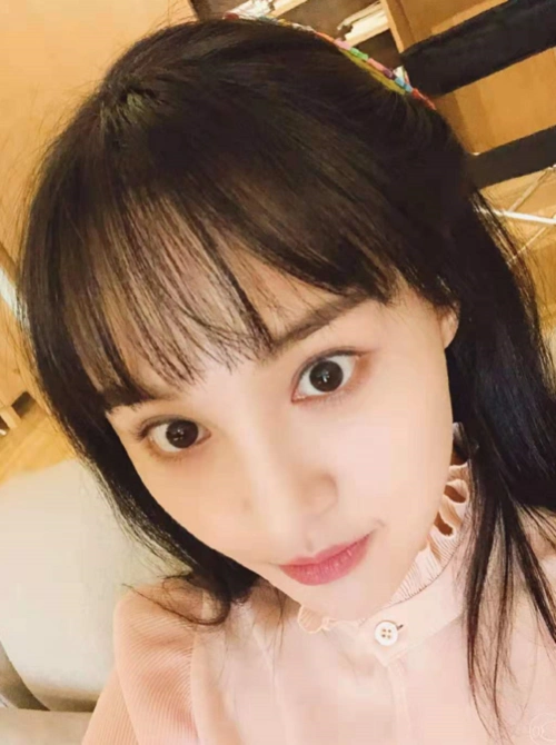 郑爽剪齐刘海嫩回"楚雨荨",晒45度自拍,却被身材抢镜