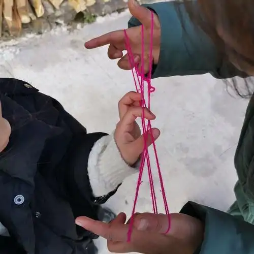 是中国民间流传的儿童游戏,材料用毛线,麻线或棉纱绳等.