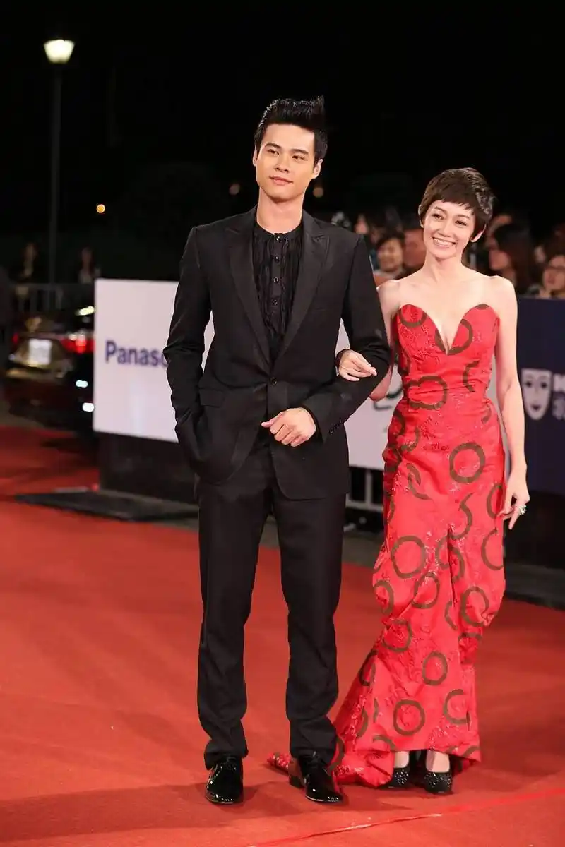 近日,曾经被誉为亚洲夫妻模范的蓝正龙和周幼婷意外宣布离婚.