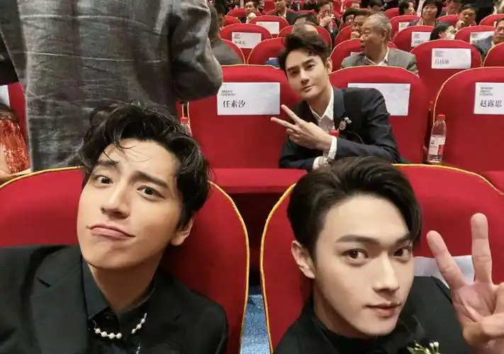 被称丑帅型男星晒王凯许凯双凯同框照片卷发造型时尚阳光