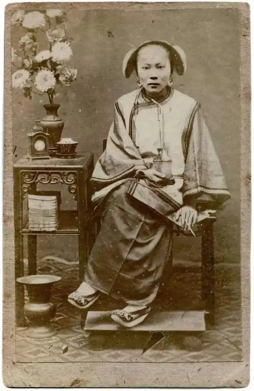 这些旧旧的老照片,记录下了清末民国时期的女性日常