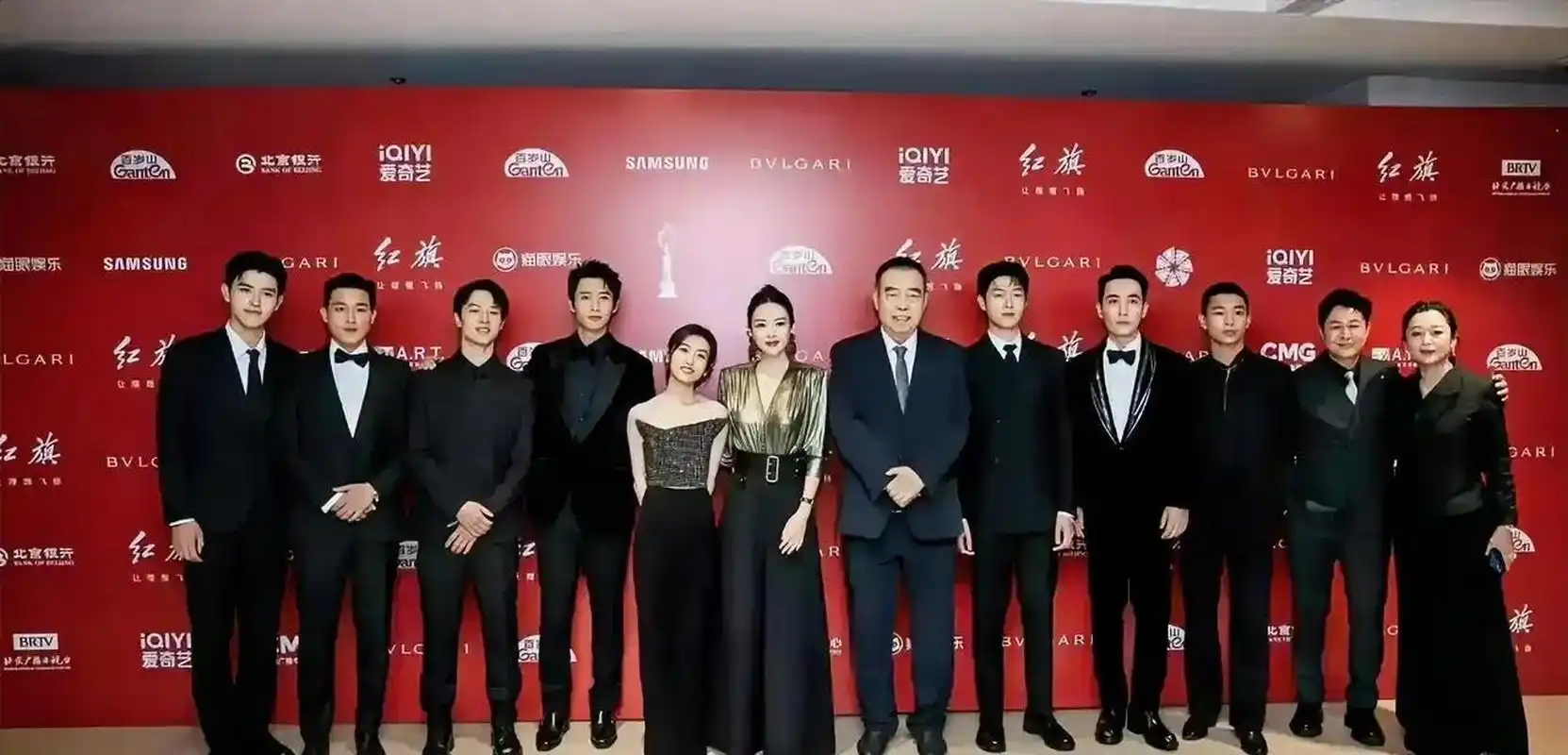 张艺谋官方身高168cm 跟175cm的张颂文站在一起大家看了后,有什么感想