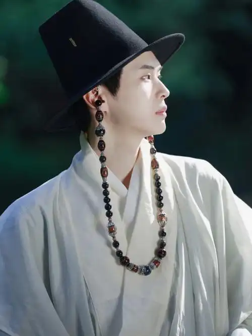 初次尝试汉服的男生了带上大帽,不仅解决了男生汉服出行的发型的尴尬