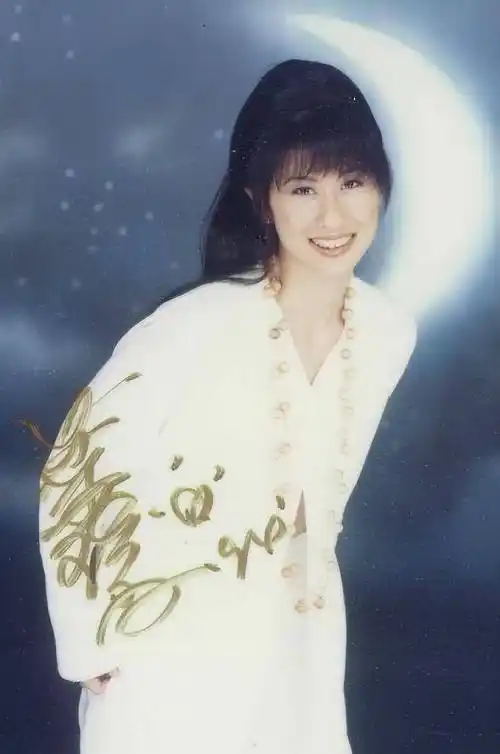 从年轻到老都时尚,但为何叶倩文,却可以优雅地老去?_风格_身材_下图