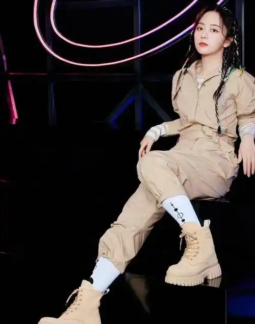 谭松韵另类穿搭亮相,气质非凡!_变化_显得_时候