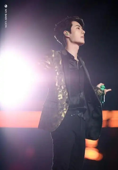 王一博跨年舞台吊威亚首唱新歌我的世界守则惊艳全场