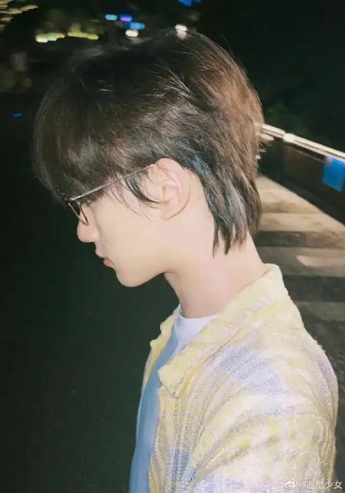 丁程鑫晒怼脸自拍##丁程鑫金丝眼镜造型随拍