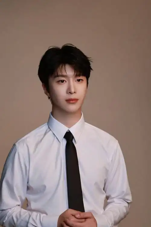 视频中,范丞丞在包厢内与朋友聚餐,旁边一女子与其频繁互动,整理头发