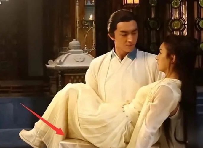 镜头拍不到的下半身:让人笑喷的假骑马,肖战王一博这都不笑场?