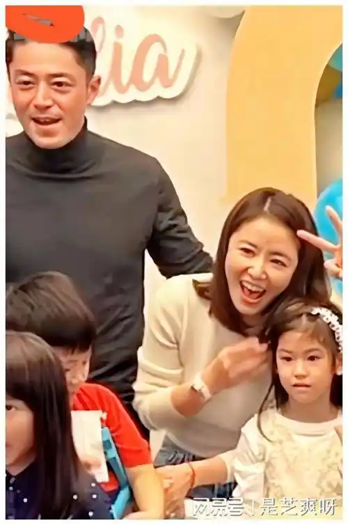 林心如晒女儿正脸照五官与霍建华一模一样有明星范儿可以出道