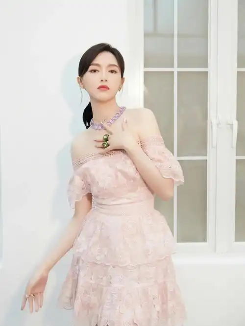 明星穿搭|#唐嫣 演绎#self-portrait 裸粉色一字肩花卉蕾丝连衣短裙.