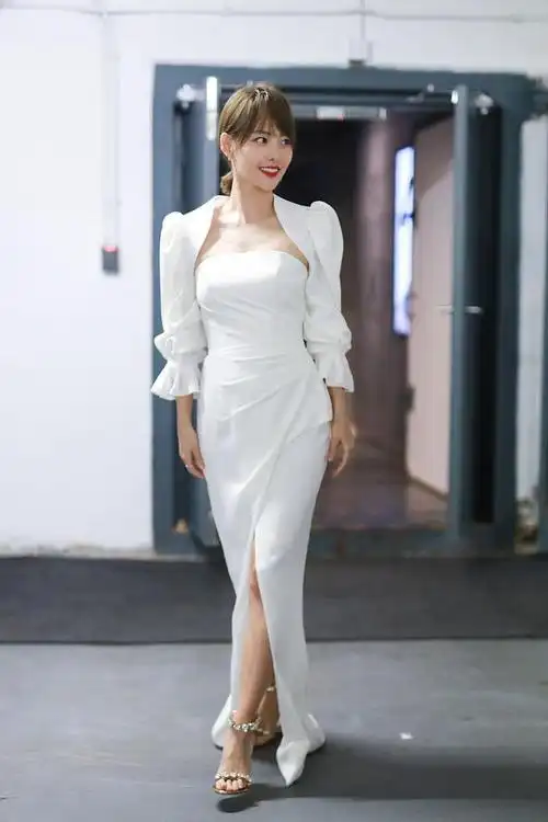 张嘉倪穿搭:白色灯笼袖鱼尾礼服 水钻凉鞋清新大方
