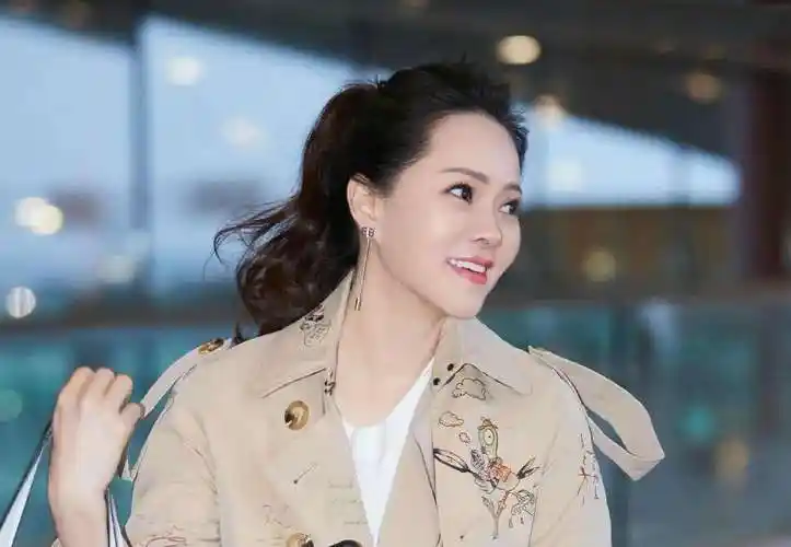 庾澄庆母亲90大寿,对两任儿媳态度相反,哈林伊能静离婚是她逼的