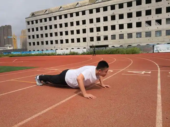 训练之余来点小节目.姜涵同学给大家表演俯卧撑,也是蛮厉害的