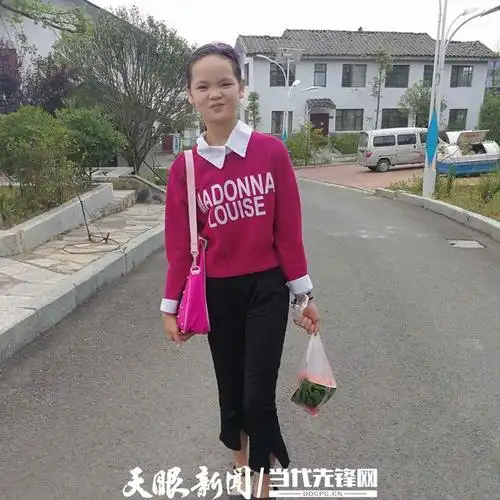 兴仁这位爱笑的孝心女孩,柔弱双肩扛起家庭重担