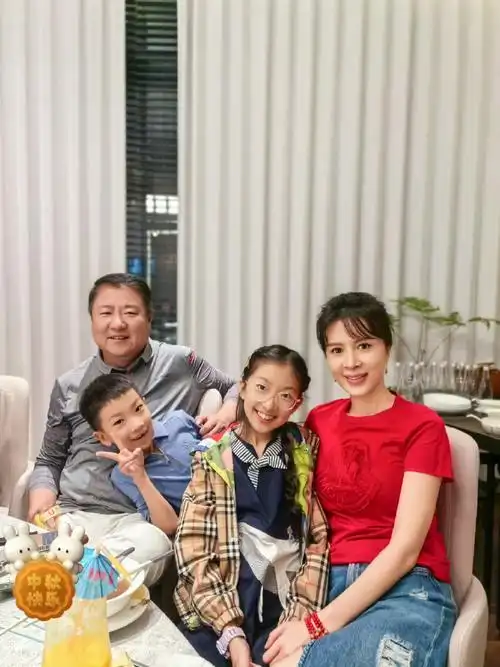 此前有爆料称金巧巧于冬早于几年前离婚,对此二人没有回应.