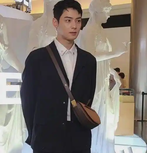 据说是拍戏增肥,还不确定车银优片寄凉太第四个龙星凉虽然是增肌,但是