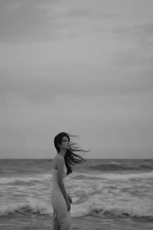 许龄月海边氛围感大片曝光一袭白裙浪漫温柔尽显随性