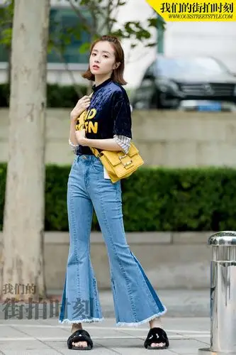 胡冰卿演绎夏日街头风 简单随性少女感十足