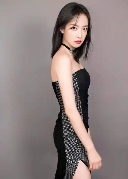 宋茜穿胸裙还要开个又这"曲线感"真叫人羡慕!_时尚_风格_服装