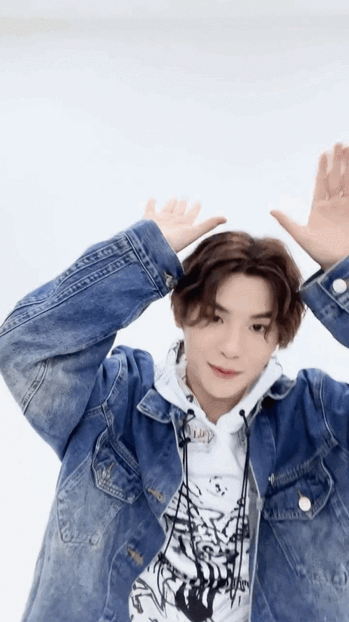 黄明昊跳poppy视频##黄明昊甜系手势舞视频##黄明昊kpop跳舞视档