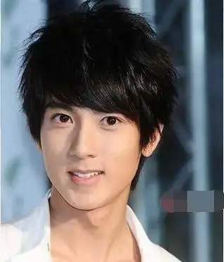 男生自然卷怎么做发型,很多人建议去拉直,对于男生来说这个拉直是不