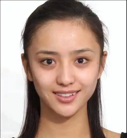 她曾在综艺节目上曝光了自己的素颜照片,可以看