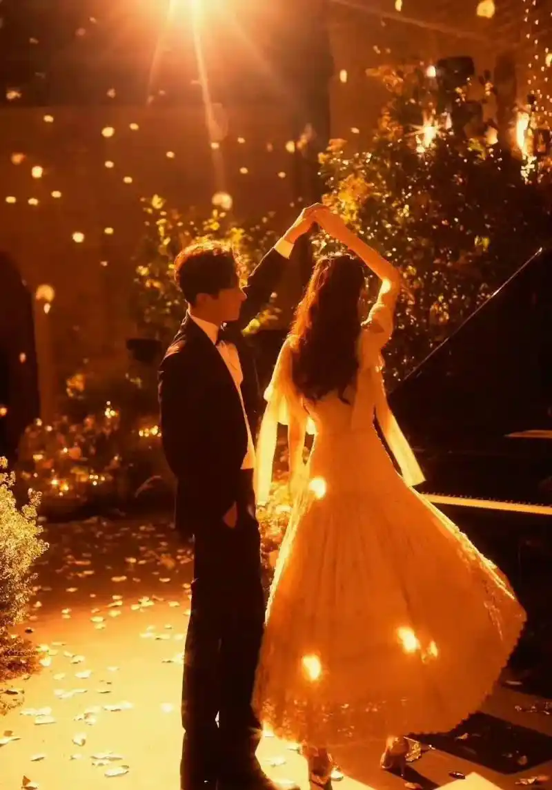 唐嫣和罗晋的婚纱照最让人印象深刻,真的很有偶像剧的感觉.