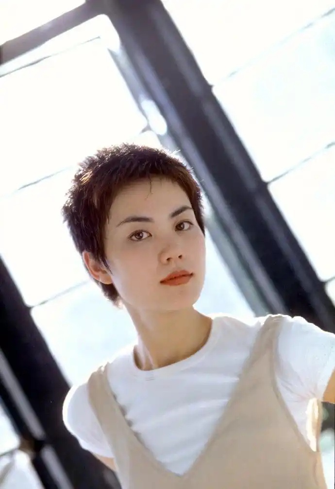 王菲也太真实了#王菲早年短发照,那时候还叫王靖雯.