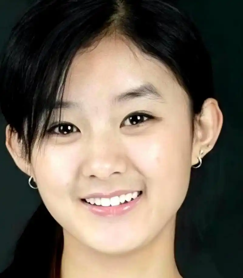 赵丽颖刚出道时已经非常美丽,她还很年轻,稚嫩,天真,脸上充满了胶原