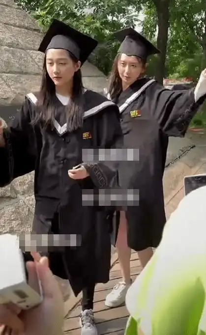 关晓彤晒学士服毕业照,素颜出镜皮肤超白,和众同学相处融洽_因为_笑容