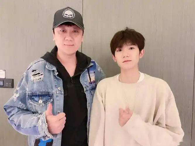 王源帅气合照来啦,清新少年帅气满分