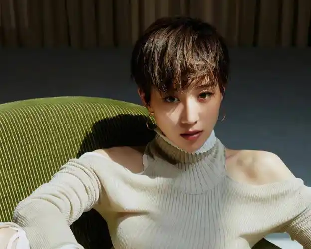 除了这一段,张钧甯还与某公司ceo黄凯伟有过两年的甜蜜爱情 .