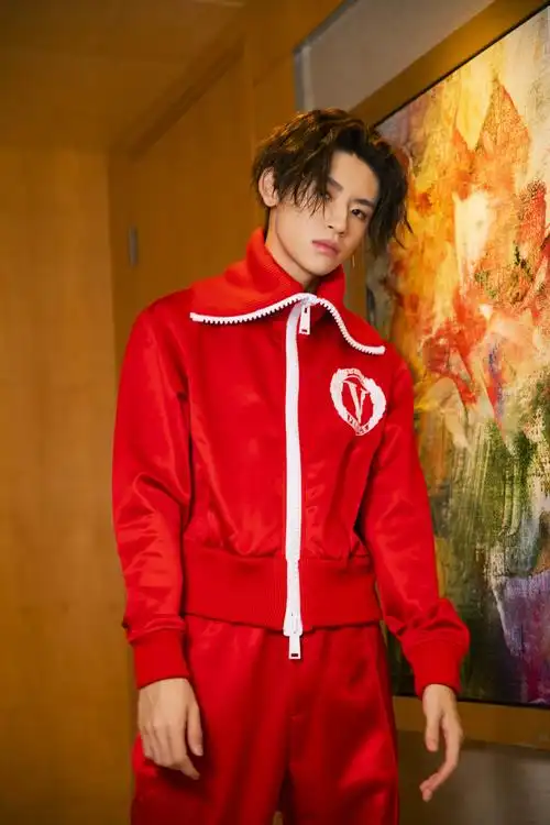 小鬼王琳凯红色套装写真图片