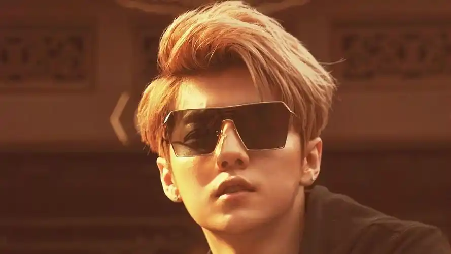 38m上传时间:2020-06-16壁纸标签:鹿晗明星风尚壁纸封面图鹿晗 明星