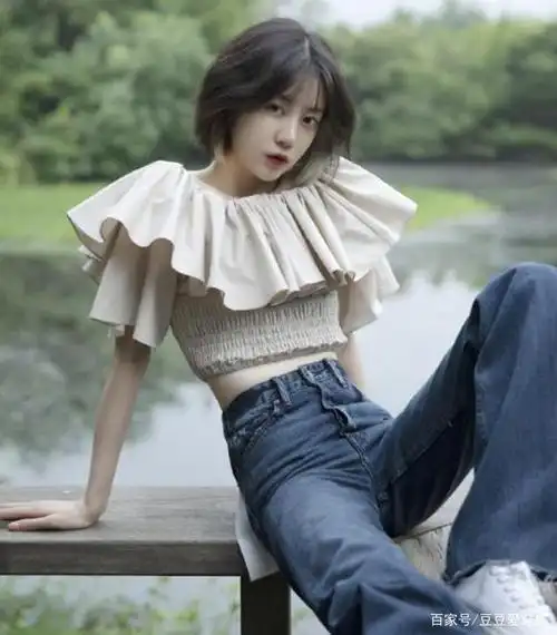 李溪芮"巴掌腰"逼死人,穿高腰裤快撑不住,纸片身材真好意思秀