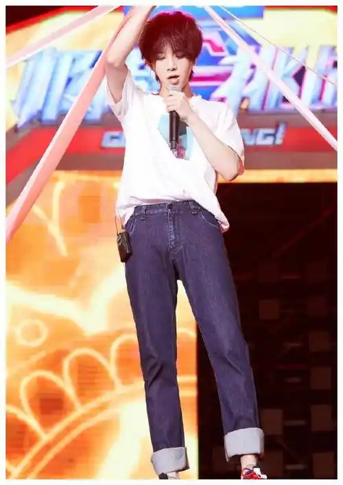 华晨宇的腿有多细?是女生p图都达不到的效果,羡慕了